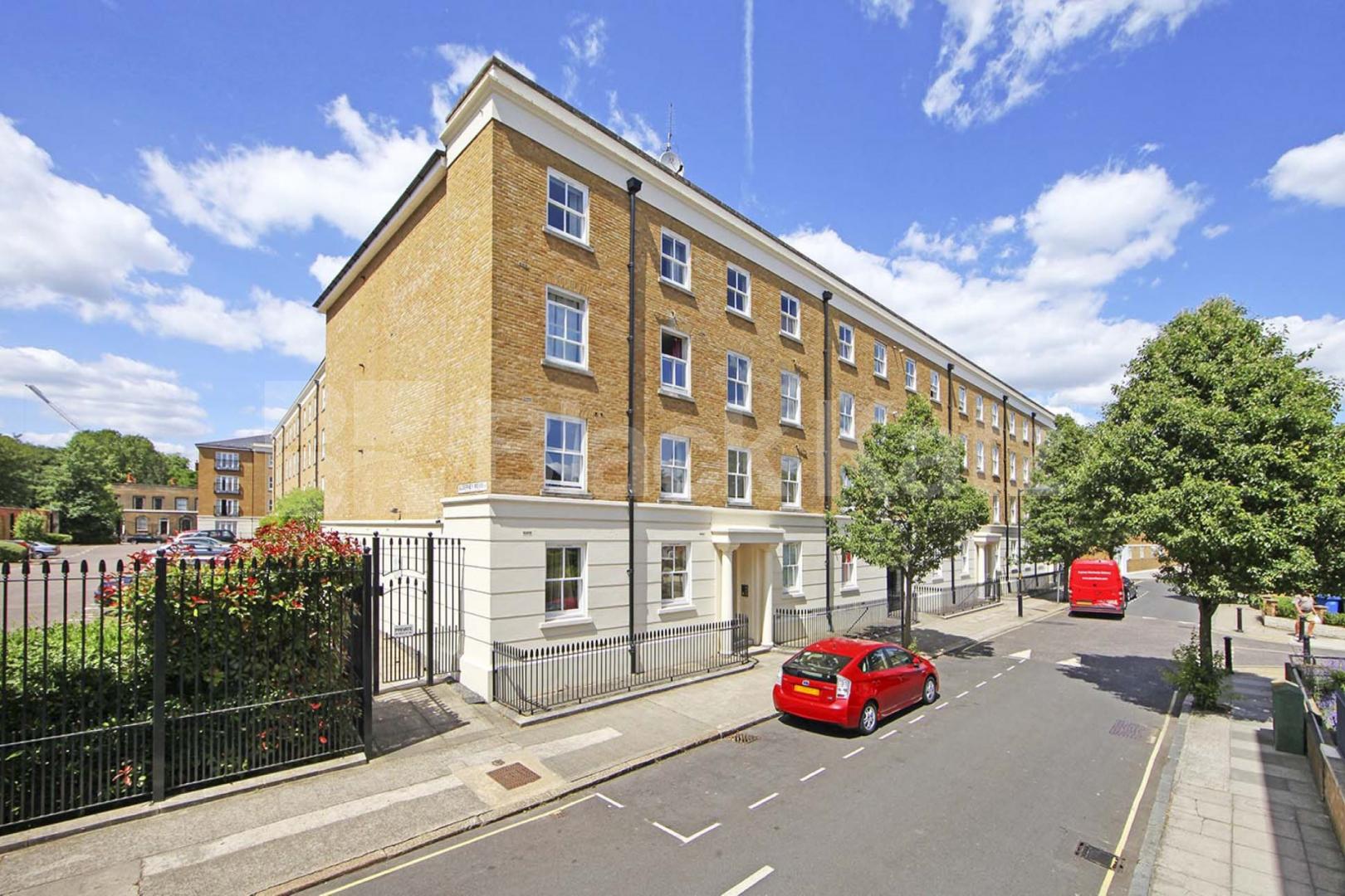 Beautiful apartment, over looking tranquil gardens & private parking   Russell Lodge. Spurgeon Street, London Bridge